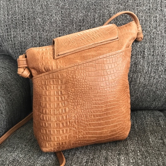 Tom Thomas tan leather embossed asymmetrical crossbody purse - Picture 3 of 15